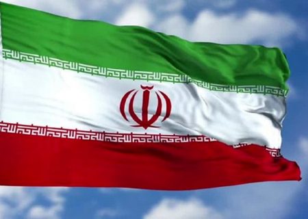 بزرگترین پرچم ایران بر فراز خلیج فارس در قشم به اهتزاز در آمد
